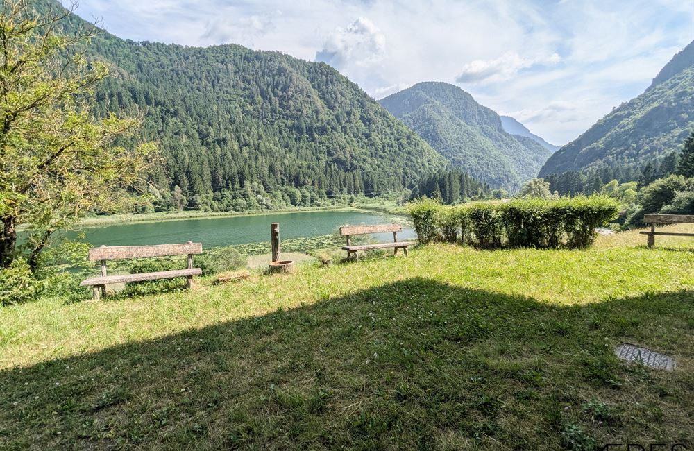 ANTICO FIENILE RISTRUTTURATO CON VISTA LAGO D'AMPOLA E AMPIO TERRENO - Vendita Fienile Ledro (fraz. Tiarno di Sopra) Valle di Ledro
