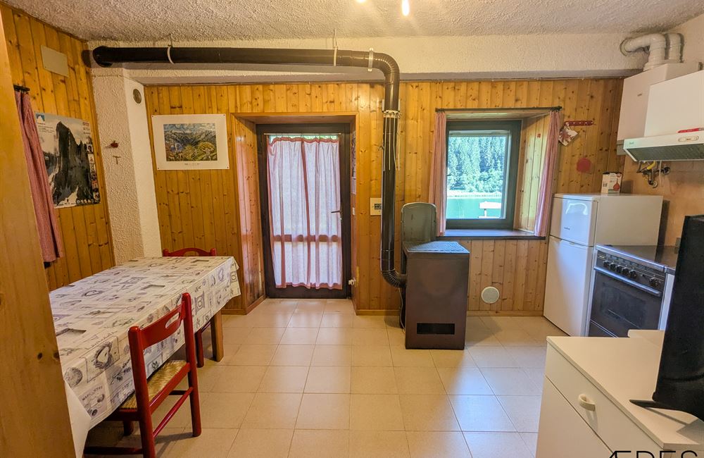 ANTICO FIENILE RISTRUTTURATO CON VISTA LAGO D'AMPOLA E AMPIO TERRENO - Vendita Fienile Ledro (fraz. Tiarno di Sopra) Valle di Ledro
