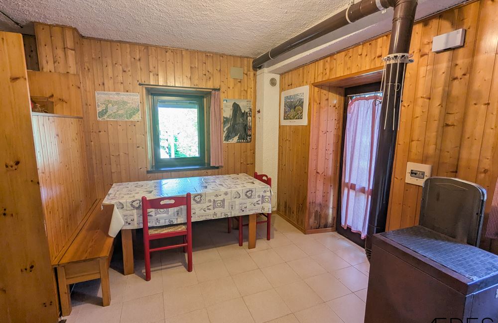 ANTICO FIENILE RISTRUTTURATO CON VISTA LAGO D'AMPOLA E AMPIO TERRENO - Vendita Fienile Ledro (fraz. Tiarno di Sopra) Valle di Ledro