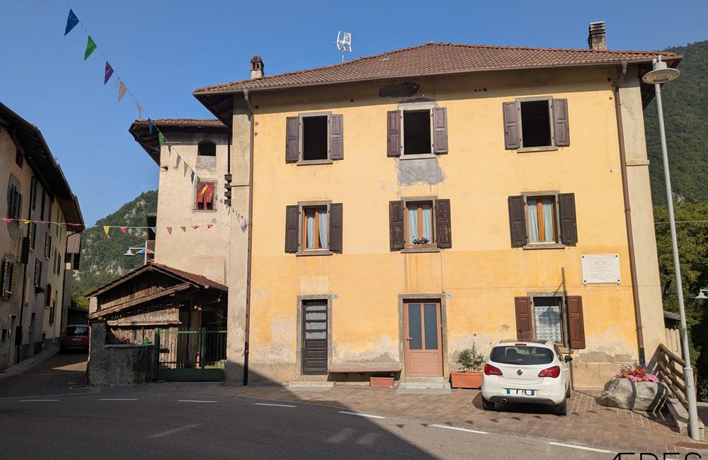 VENDITA EDIFICIO CIELO-TERRA NEL CENTRO DI LOCCA - Vendita Edificio terra-cielo Ledro (fraz. Locca) Valle di Ledro