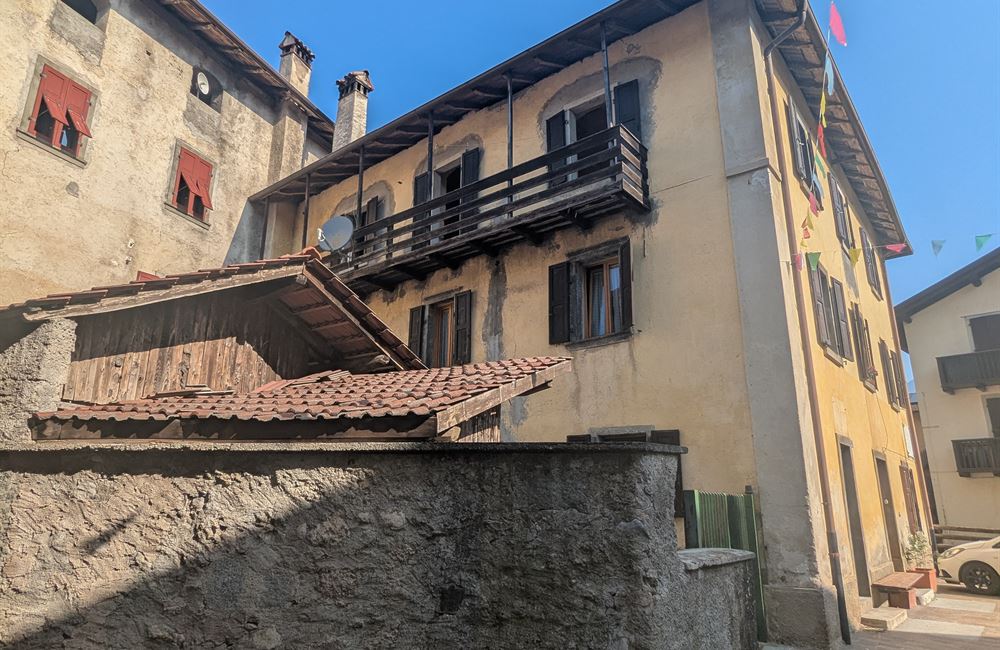 VENDITA EDIFICIO CIELO-TERRA NEL CENTRO DI LOCCA - Vendita Edificio terra-cielo Ledro (fraz. Locca) Valle di Ledro