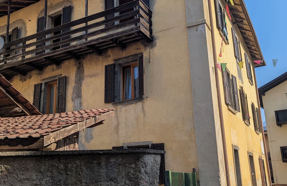VENDITA EDIFICIO CIELO-TERRA NEL CENTRO DI LOCCA - Vendita Edificio terra-cielo Ledro (fraz. Locca) Valle di Ledro