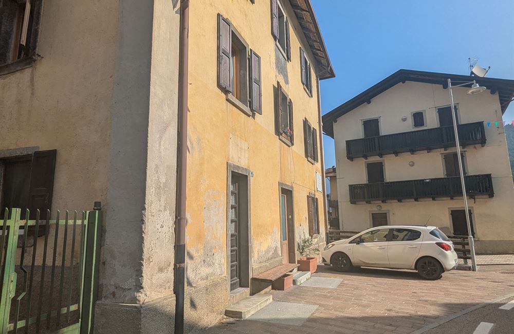 VENDITA EDIFICIO CIELO-TERRA NEL CENTRO DI LOCCA - Vendita Edificio terra-cielo Ledro (fraz. Locca) Valle di Ledro
