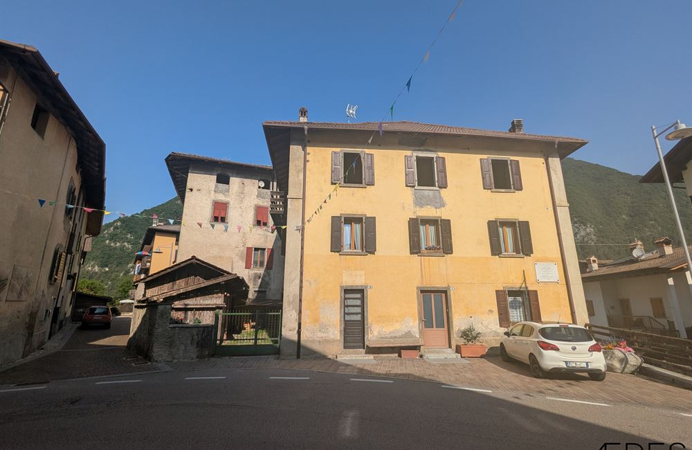 VENDITA EDIFICIO CIELO-TERRA NEL CENTRO DI LOCCA - Vendita Edificio terra-cielo Ledro (fraz. Locca) Valle di Ledro