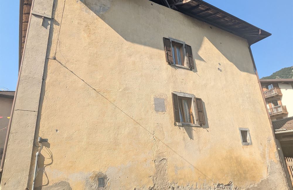 VENDITA EDIFICIO CIELO-TERRA NEL CENTRO DI LOCCA - Vendita Edificio terra-cielo Ledro (fraz. Locca) Valle di Ledro