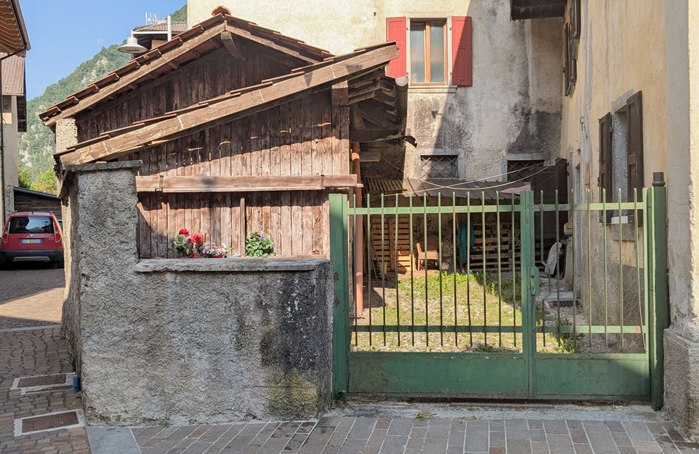 VENDITA EDIFICIO CIELO-TERRA NEL CENTRO DI LOCCA - Vendita Edificio terra-cielo Ledro (fraz. Locca) Valle di Ledro