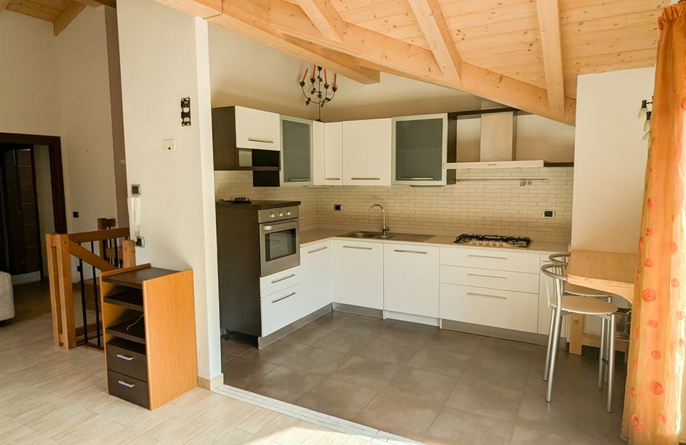 APPARTAMENTO SU DUE LIVELLI CON GARAGE, CANTINA E POSTO AUTO - Vendita Appartamento trilocale Ledro (fraz. Tiarno di Sopra) Valle di Ledro