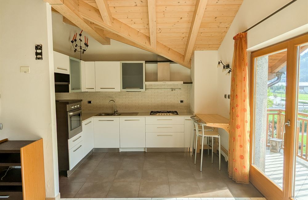 APPARTAMENTO SU DUE LIVELLI CON GARAGE, CANTINA E POSTO AUTO - Vendita Appartamento trilocale Ledro (fraz. Tiarno di Sopra) Valle di Ledro