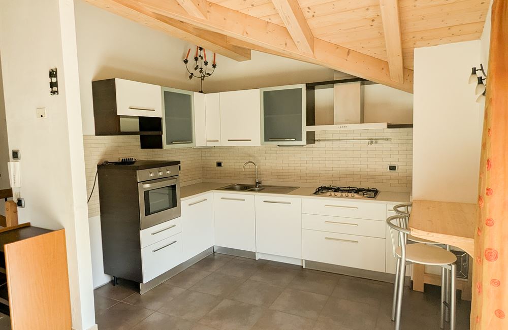 APPARTAMENTO SU DUE LIVELLI CON GARAGE, CANTINA E POSTO AUTO - Vendita Appartamento trilocale Ledro (fraz. Tiarno di Sopra) Valle di Ledro
