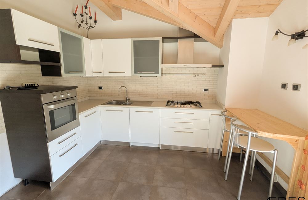 APPARTAMENTO SU DUE LIVELLI CON GARAGE, CANTINA E POSTO AUTO - Vendita Appartamento trilocale Ledro (fraz. Tiarno di Sopra) Valle di Ledro