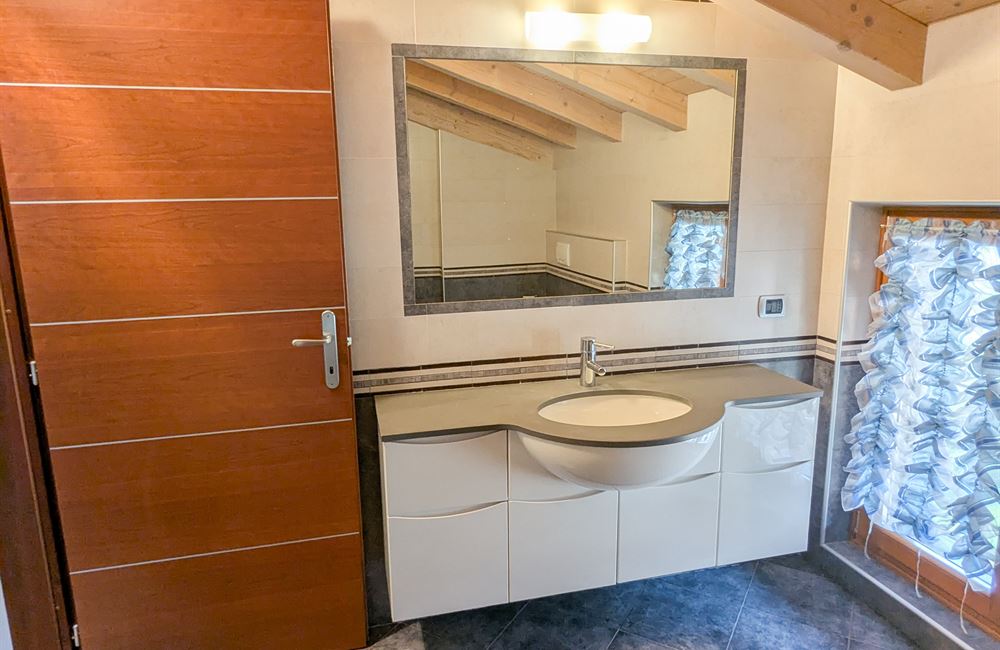 APPARTAMENTO SU DUE LIVELLI CON GARAGE, CANTINA E POSTO AUTO - Vendita Appartamento trilocale Ledro (fraz. Tiarno di Sopra) Valle di Ledro