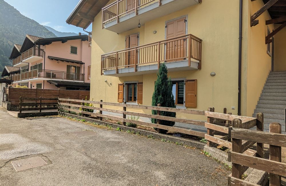 APPARTAMENTO SU DUE LIVELLI CON GARAGE, CANTINA E POSTO AUTO - Vendita Appartamento trilocale Ledro (fraz. Tiarno di Sopra) Valle di Ledro