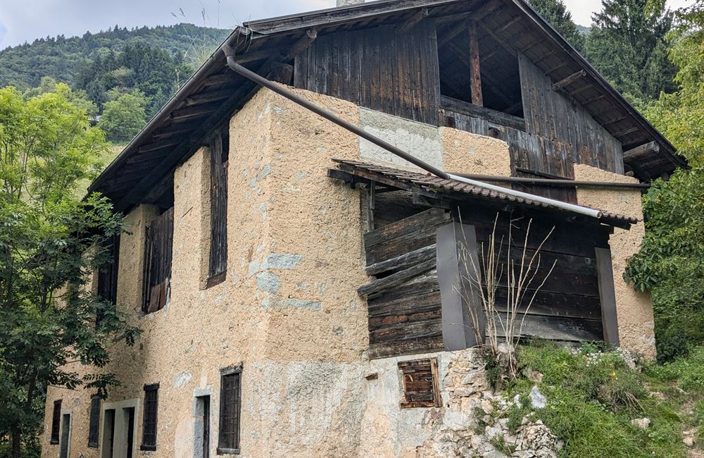 ANTICO FIENILE CON AMPIO TERRENO – POSIZIONE PANORAMICA UNICA - Vendita Fienile Ledro (fraz. Tiarno di Sotto) Valle di Ledro