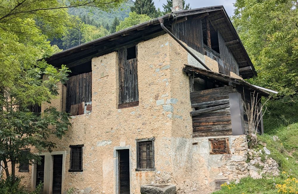 ANTICO FIENILE CON AMPIO TERRENO – POSIZIONE PANORAMICA UNICA - Vendita Fienile Ledro (fraz. Tiarno di Sotto) Valle di Ledro