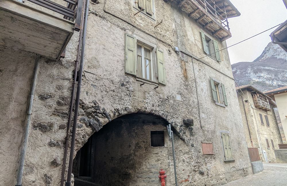 VENDITA EDIFICIO CIELO-TERRA NEL CUORE DI LEGOS – LEDRO - Vendita Edificio terra-cielo Ledro (fraz. Legos) Valle di Ledro