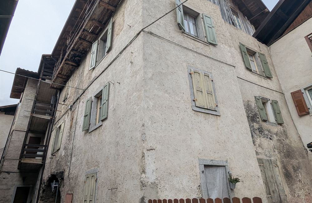 VENDITA EDIFICIO CIELO-TERRA NEL CUORE DI LEGOS – LEDRO - Vendita Edificio terra-cielo Ledro (fraz. Legos) Valle di Ledro