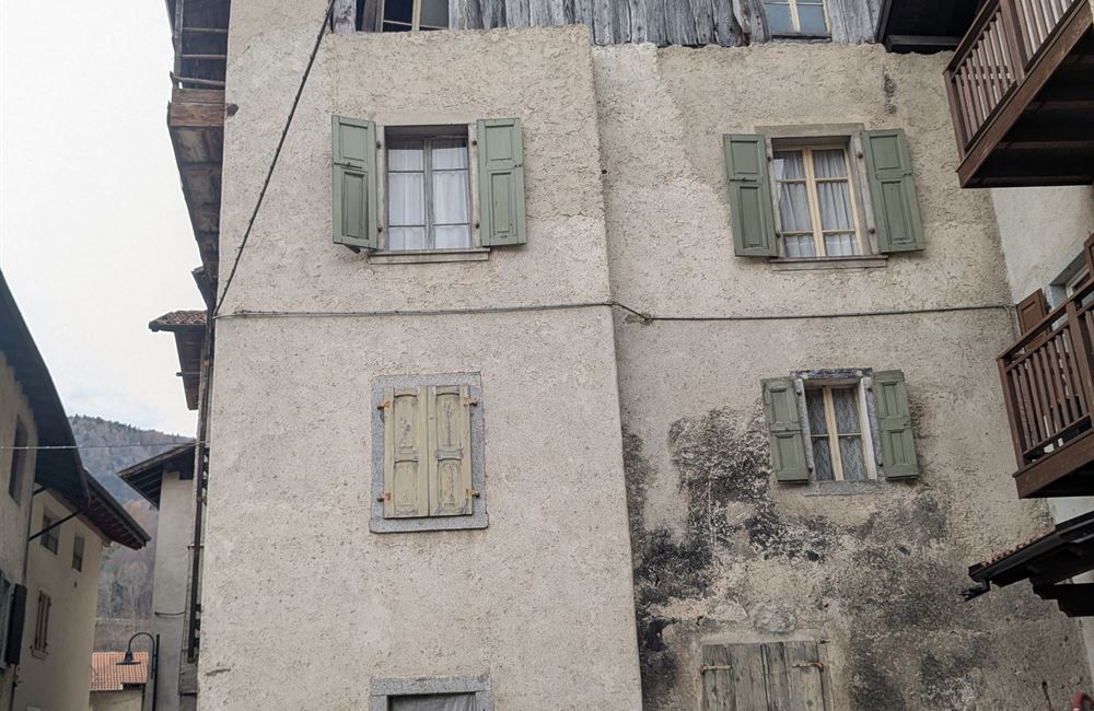 VENDITA EDIFICIO CIELO-TERRA NEL CUORE DI LEGOS – LEDRO - Vendita Edificio terra-cielo Ledro (fraz. Legos) Valle di Ledro