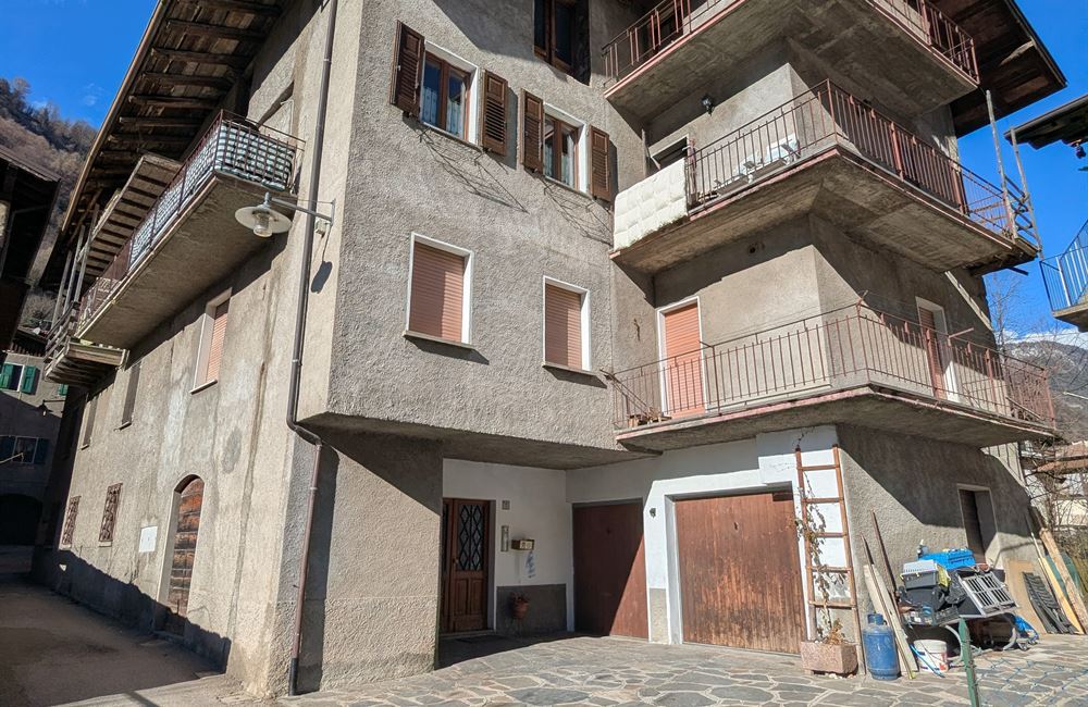 AMPIO QUADRILOCALE CON NUMEROSE PERTINENZE ESCLUSIVE - Vendita Appartamento quadrilocale Borgo Chiese (fraz. Condino) Altro