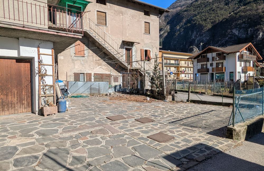 AMPIO QUADRILOCALE CON NUMEROSE PERTINENZE ESCLUSIVE - Vendita Appartamento quadrilocale Borgo Chiese (fraz. Condino) Altro