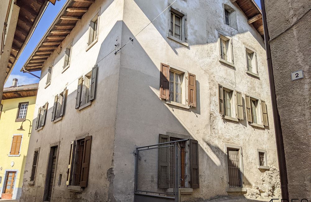 EDIFICIO CIELO-TERRA NEL CENTRO STORICO DI BEZZECCA - Vendita Edificio terra-cielo Ledro (fraz. Bezzecca) Valle di Ledro