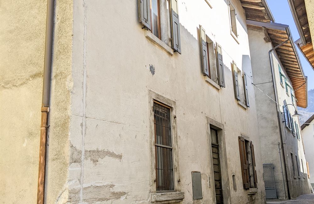 EDIFICIO CIELO-TERRA NEL CENTRO STORICO DI BEZZECCA - Vendita Edificio terra-cielo Ledro (fraz. Bezzecca) Valle di Ledro