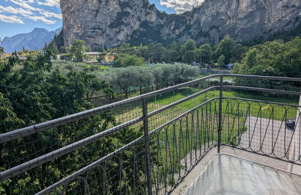 APPARTAMENTO QUADRILOCALE AD ARCO CON BALCONI, GARAGE E CANTINE - Vendita Appartamento quadrilocale Arco Lago di Garda