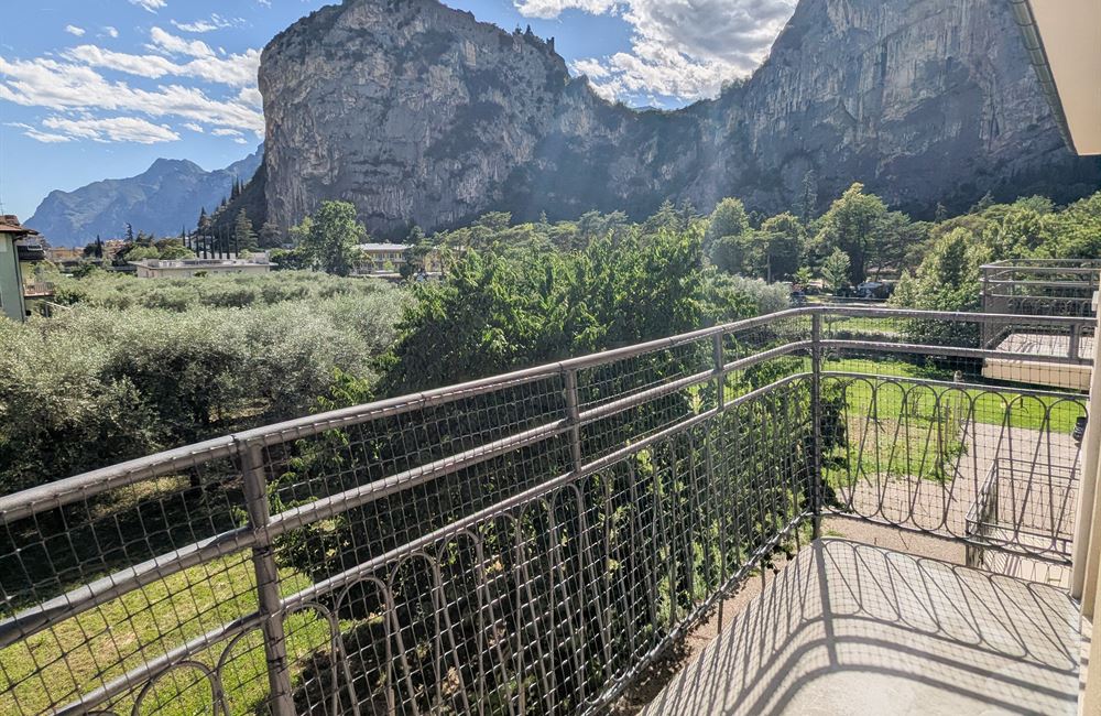 APPARTAMENTO QUADRILOCALE AD ARCO CON BALCONI, GARAGE E CANTINE - Vendita Appartamento quadrilocale Arco Lago di Garda