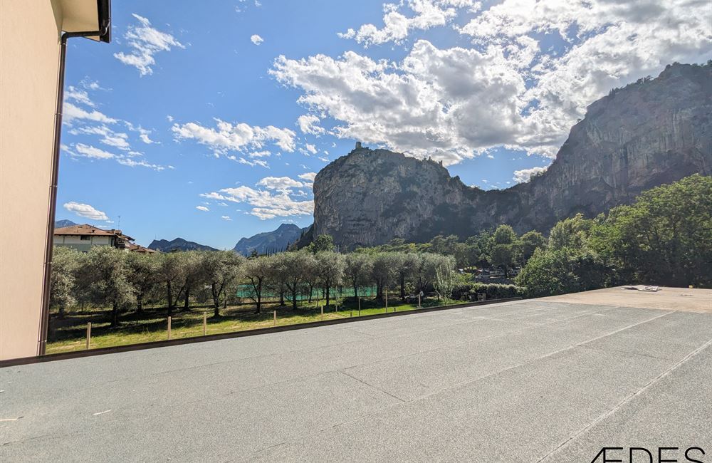 APPARTAMENTO QUADRILOCALE AD ARCO CON BALCONI, GARAGE E CANTINE - Vendita Appartamento quadrilocale Arco Lago di Garda
