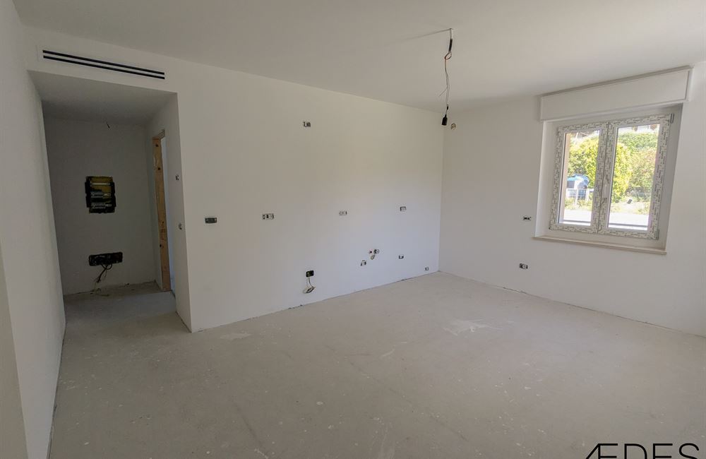 APPARTAMENTO TRILOCALE AD ARCO CON CORTILE, CANTINA E POSTI AUTO - Vendita Appartamento trilocale Arco Lago di Garda