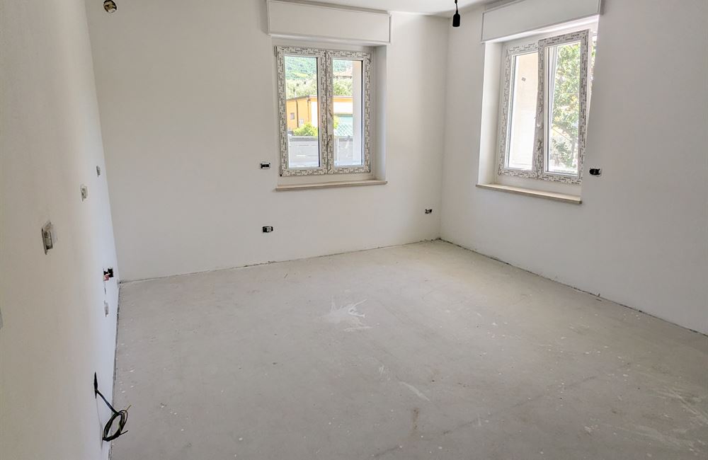  APPARTAMENTO TRILOCALE AD ARCO CON CORTILE, CANTINA E POSTI AUTO - Vendita Appartamento trilocale Arco Lago di Garda