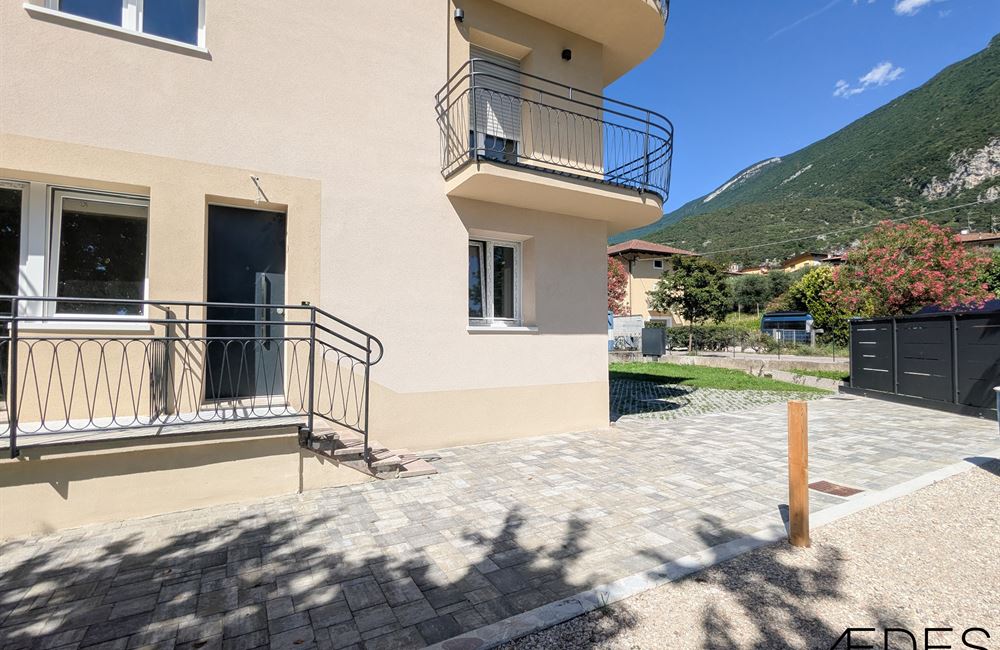  APPARTAMENTO TRILOCALE AD ARCO CON CORTILE, CANTINA E POSTI AUTO - Vendita Appartamento trilocale Arco Lago di Garda