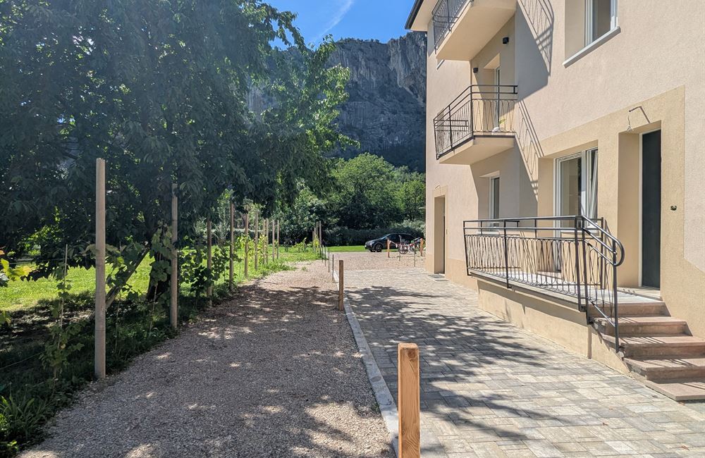  APPARTAMENTO TRILOCALE AD ARCO CON CORTILE, CANTINA E POSTI AUTO - Vendita Appartamento trilocale Arco Lago di Garda