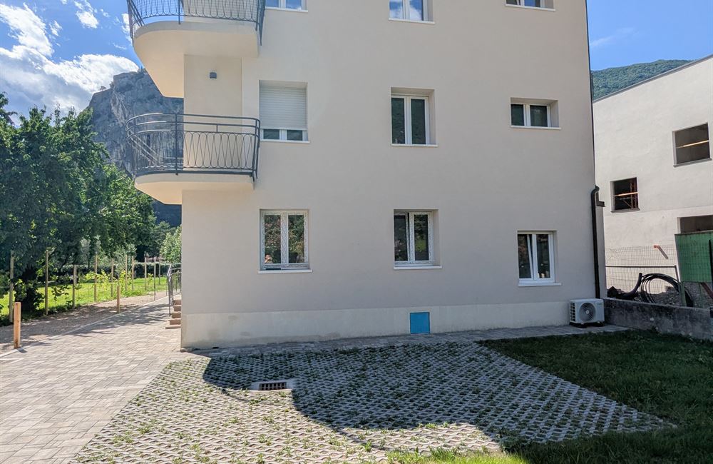  APPARTAMENTO TRILOCALE AD ARCO CON CORTILE, CANTINA E POSTI AUTO - Vendita Appartamento trilocale Arco Lago di Garda