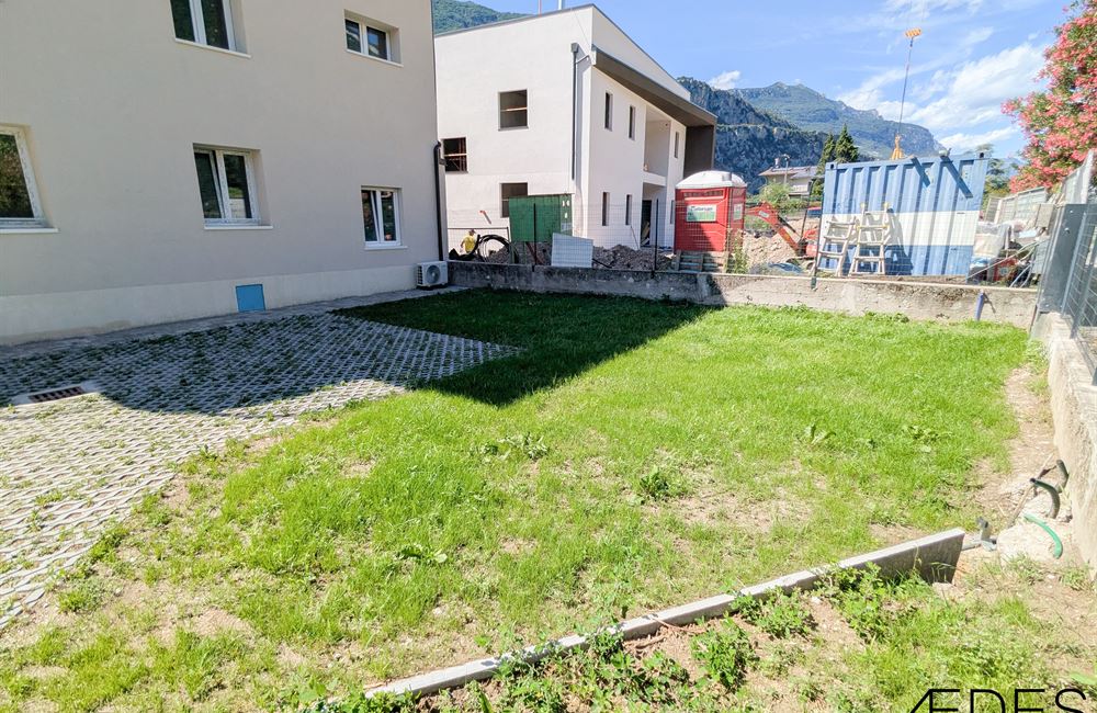  APPARTAMENTO TRILOCALE AD ARCO CON CORTILE, CANTINA E POSTI AUTO - Vendita Appartamento trilocale Arco Lago di Garda