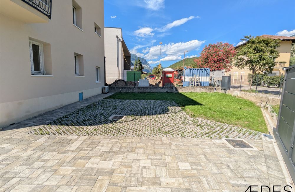  APPARTAMENTO TRILOCALE AD ARCO CON CORTILE, CANTINA E POSTI AUTO - Vendita Appartamento trilocale Arco Lago di Garda