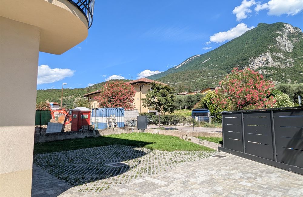  APPARTAMENTO TRILOCALE AD ARCO CON CORTILE, CANTINA E POSTI AUTO - Vendita Appartamento trilocale Arco Lago di Garda