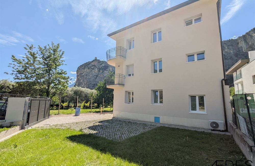  APPARTAMENTO TRILOCALE AD ARCO CON CORTILE, CANTINA E POSTI AUTO - Vendita Appartamento trilocale Arco Lago di Garda