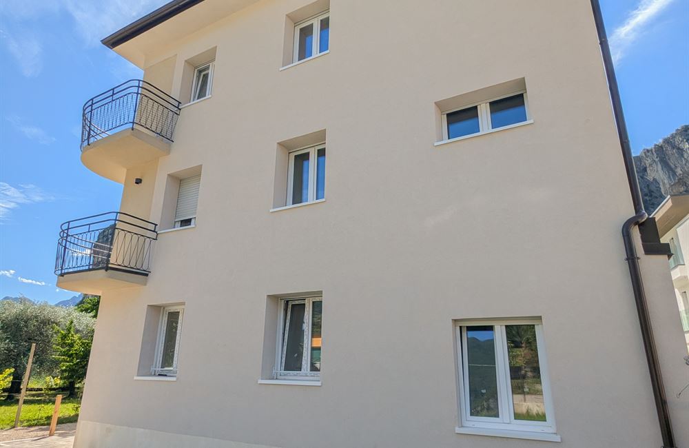  APPARTAMENTO TRILOCALE AD ARCO CON CORTILE, CANTINA E POSTI AUTO - Vendita Appartamento trilocale Arco Lago di Garda