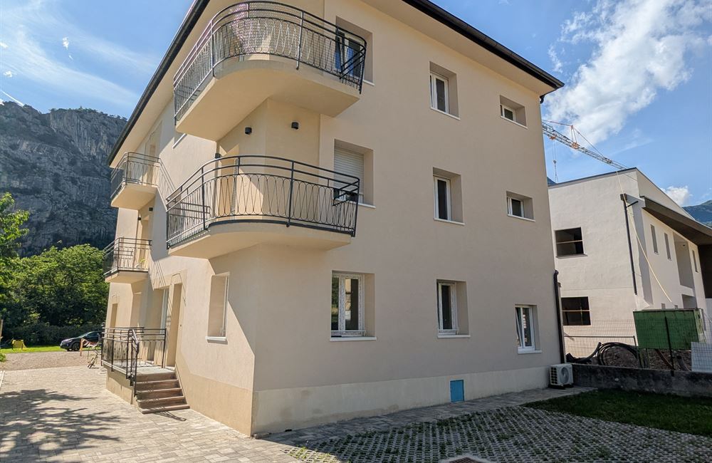  APPARTAMENTO TRILOCALE AD ARCO CON CORTILE, CANTINA E POSTI AUTO - Vendita Appartamento trilocale Arco Lago di Garda