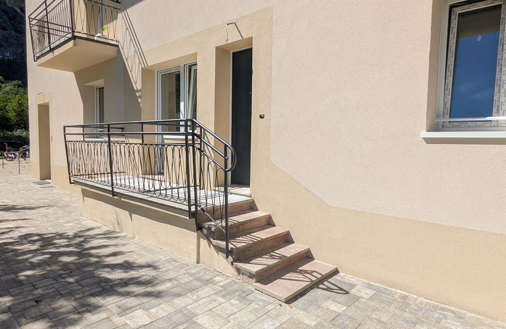  APPARTAMENTO TRILOCALE AD ARCO CON CORTILE, CANTINA E POSTI AUTO - Vendita Appartamento trilocale Arco Lago di Garda