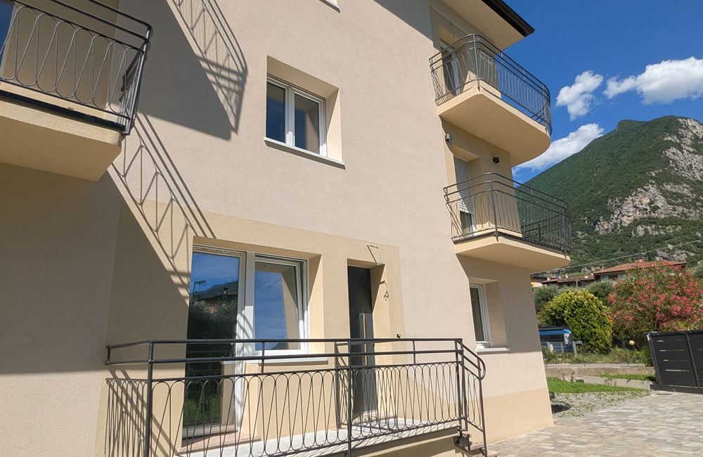  APPARTAMENTO TRILOCALE AD ARCO CON CORTILE, CANTINA E POSTI AUTO - Vendita Appartamento trilocale Arco Lago di Garda