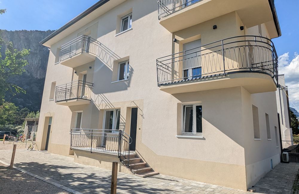  APPARTAMENTO TRILOCALE AD ARCO CON CORTILE, CANTINA E POSTI AUTO - Vendita Appartamento trilocale Arco Lago di Garda