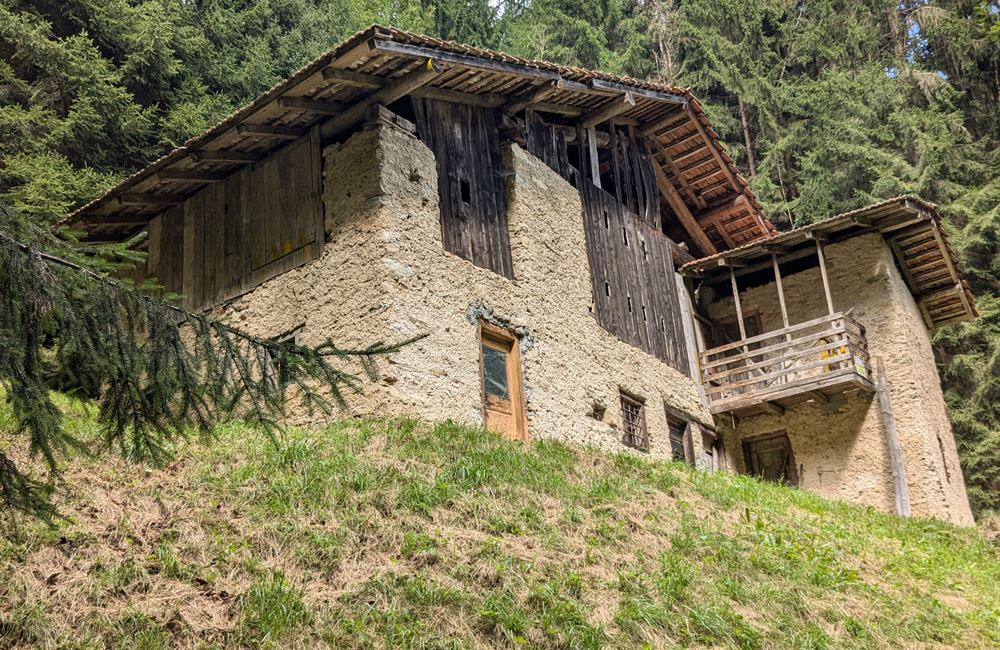 ANTICO FIENILE E TERRENI IN LOCALITA’ CROINA