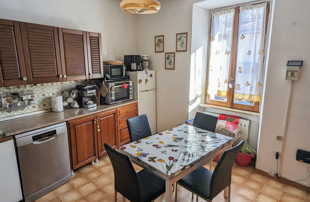 APPARTAMENTO PIANO PRIMO CON AMPI LOCALI ACCESSORI E PICCOLO CORTILE