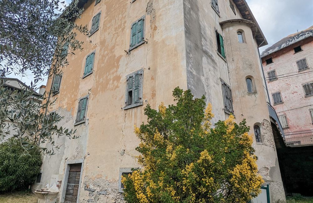 AMPIO EDIFICIO A BIACESA DA RISTRUTTURARE