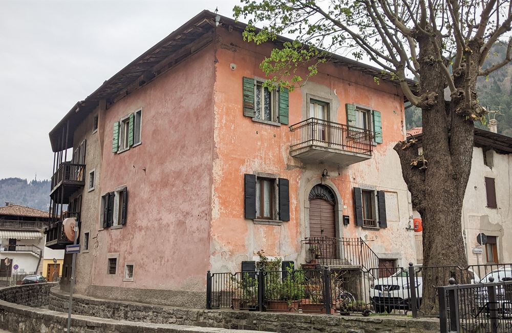 EDIFICIO PLURIFAMILIARE CIELO-TERRA DA RISTRUTTURARE