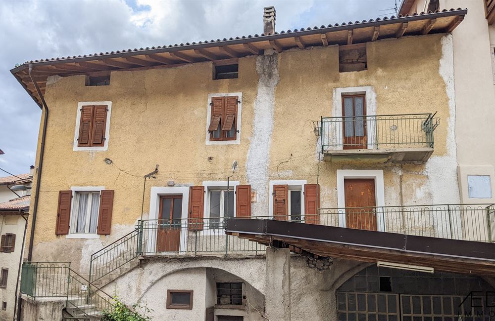 EDIFICIO “CIELO-TERRA” DA RISTRUTTURARE A LASINO