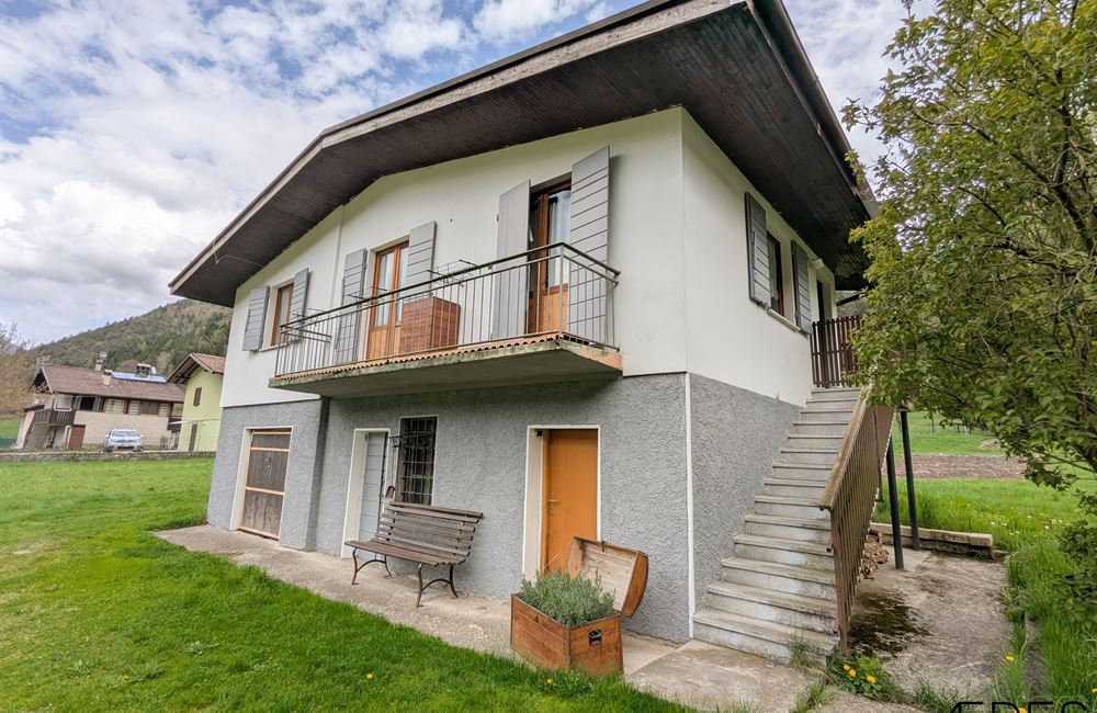 CASA SINGOLA CON AMPIO TERRENO EDIFICABILE IN VENDITA