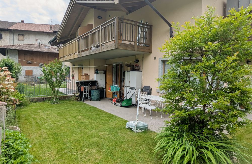 TRILOCALE CON AMPIO CORTILE PRIVATO A POCHI MINUTI DAL LAGO
