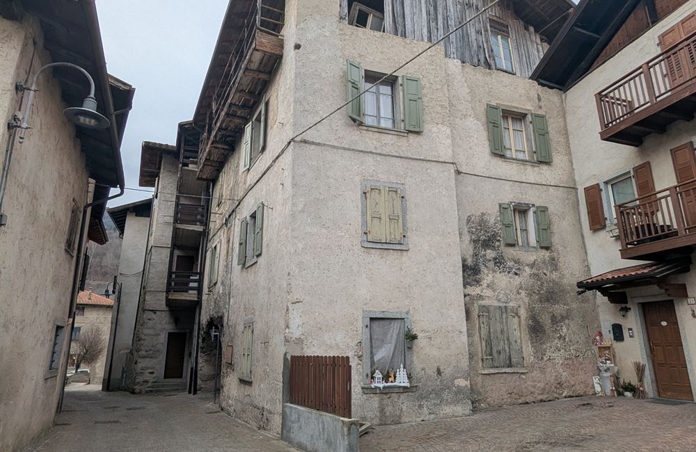 VENDITA EDIFICIO CIELO-TERRA NEL CUORE DI LEGOS – LEDRO